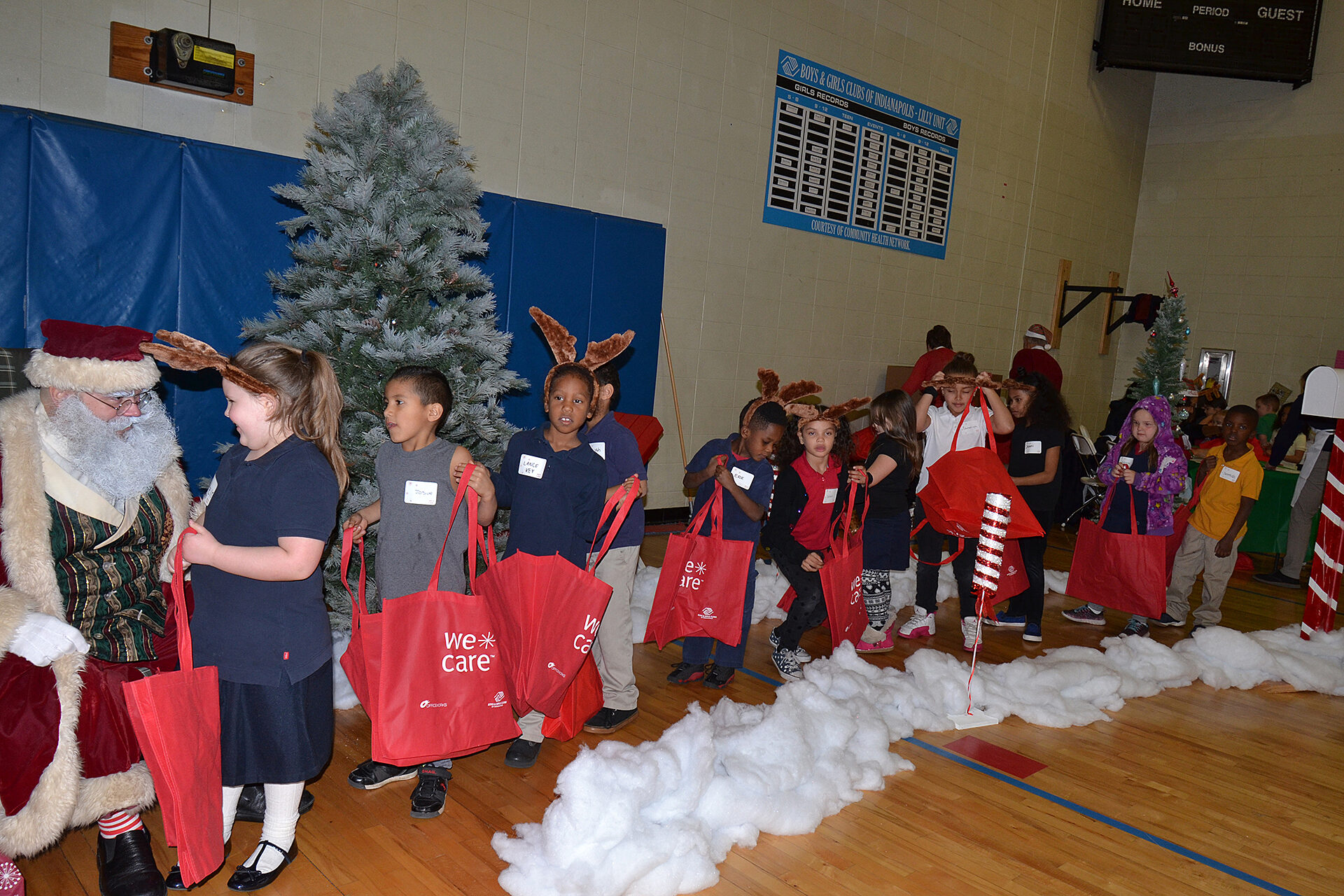 WeCare 2017: long line to talk to Santa by the Christmas tree