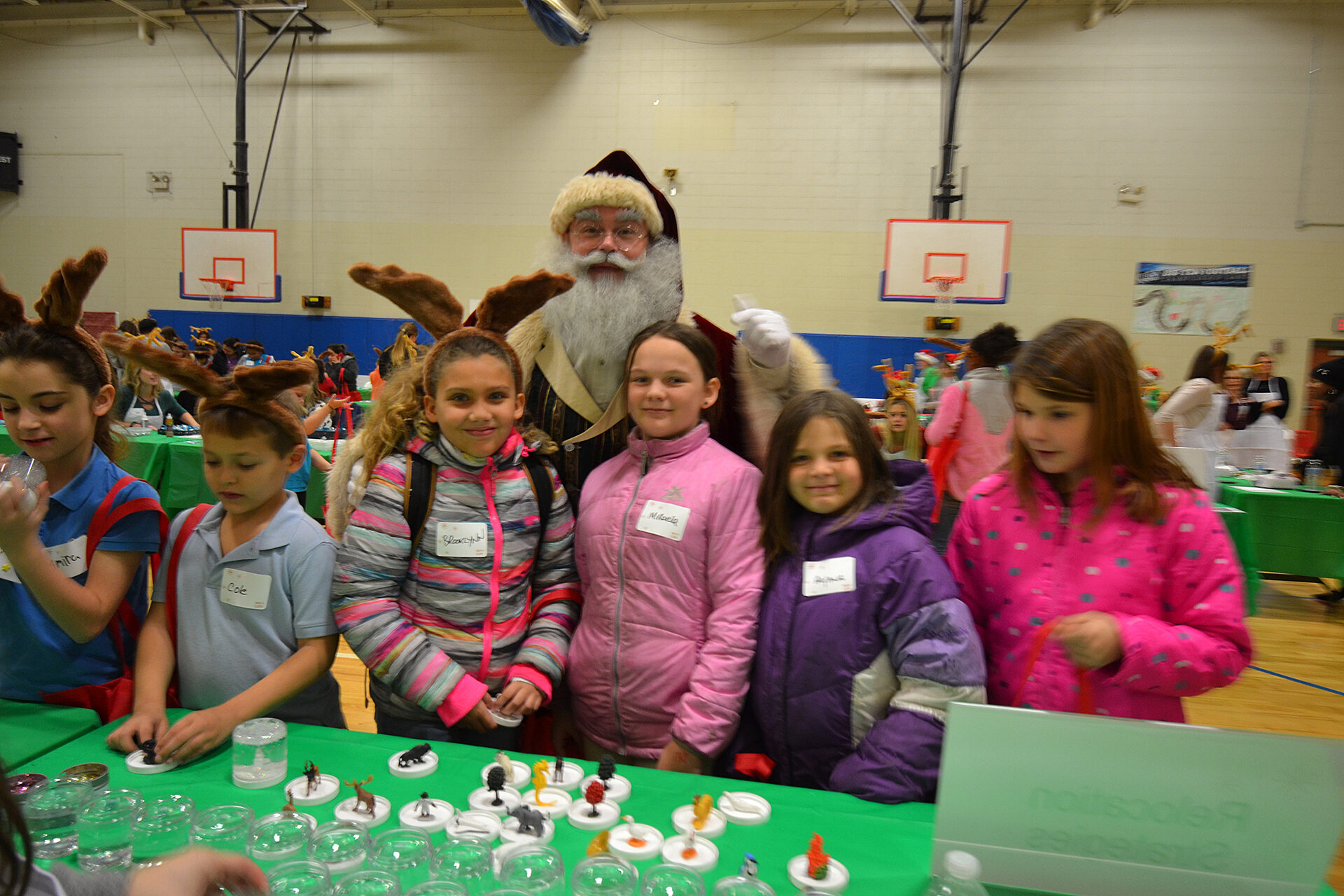 WeCare 2017 : kids posing with Santa