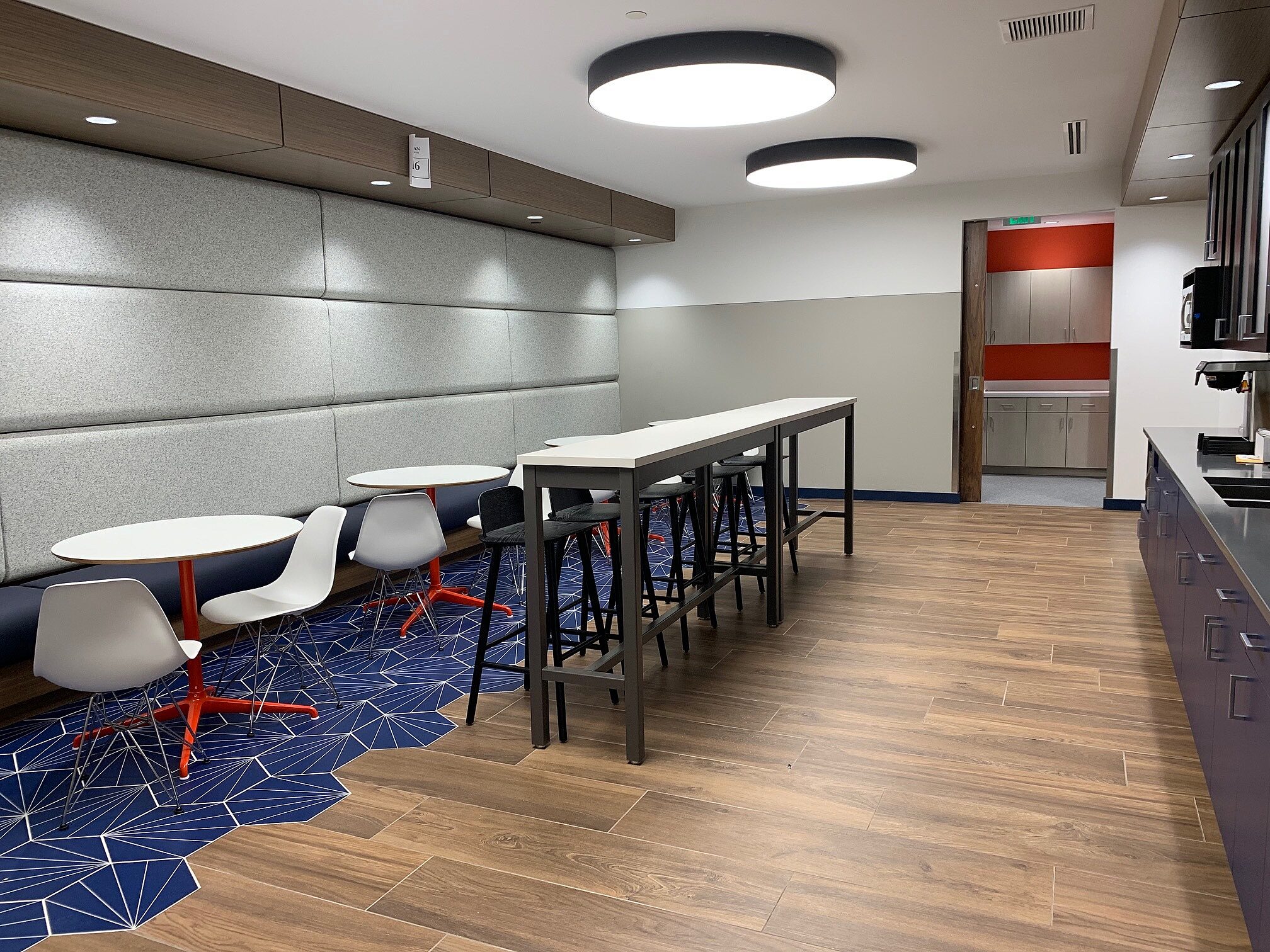 Kitchen and dining area in the Goodman Campbell Brain and Spine center