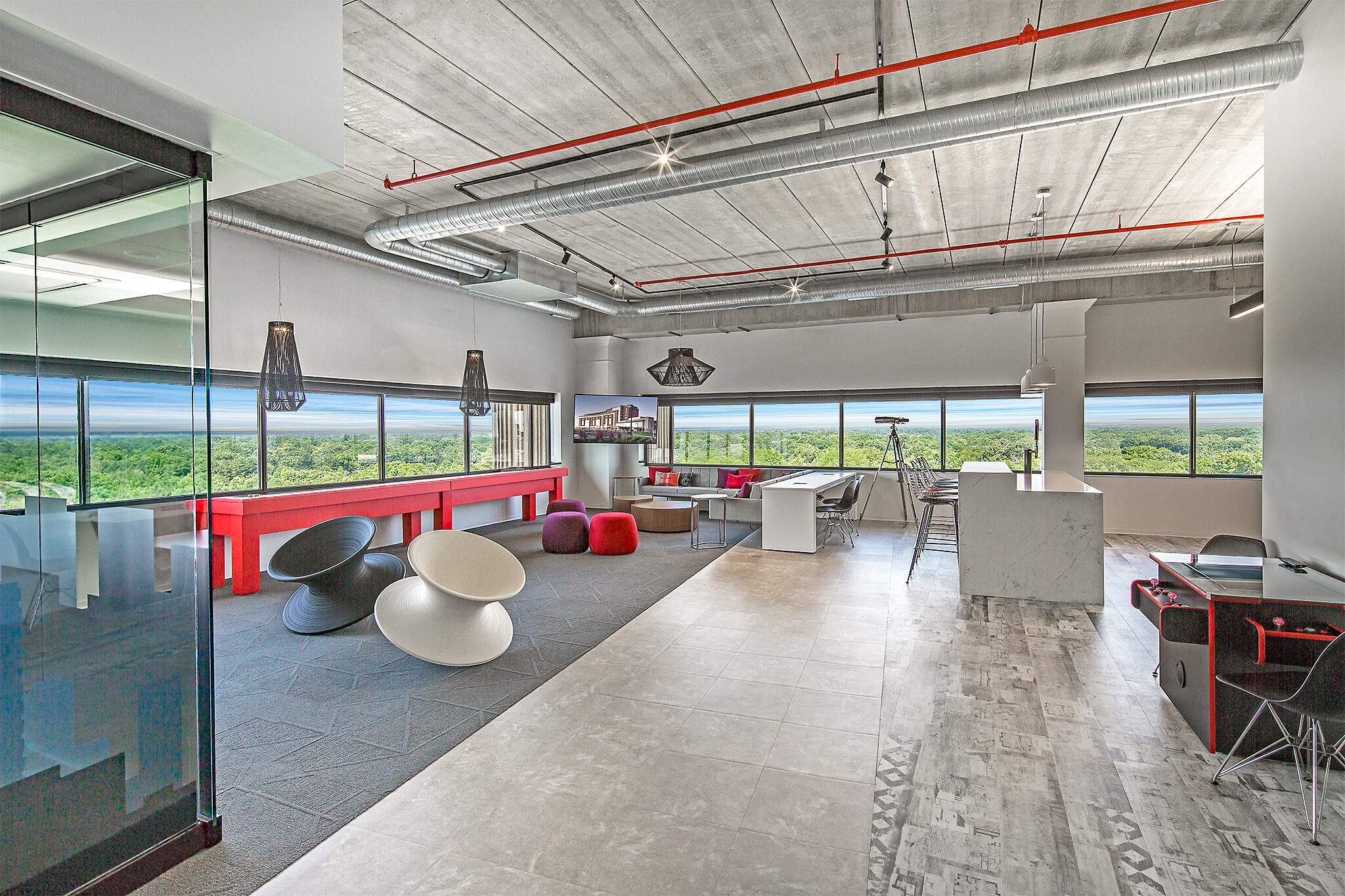 JLL Project Highlight: wide shot of large lounge area/breakroom