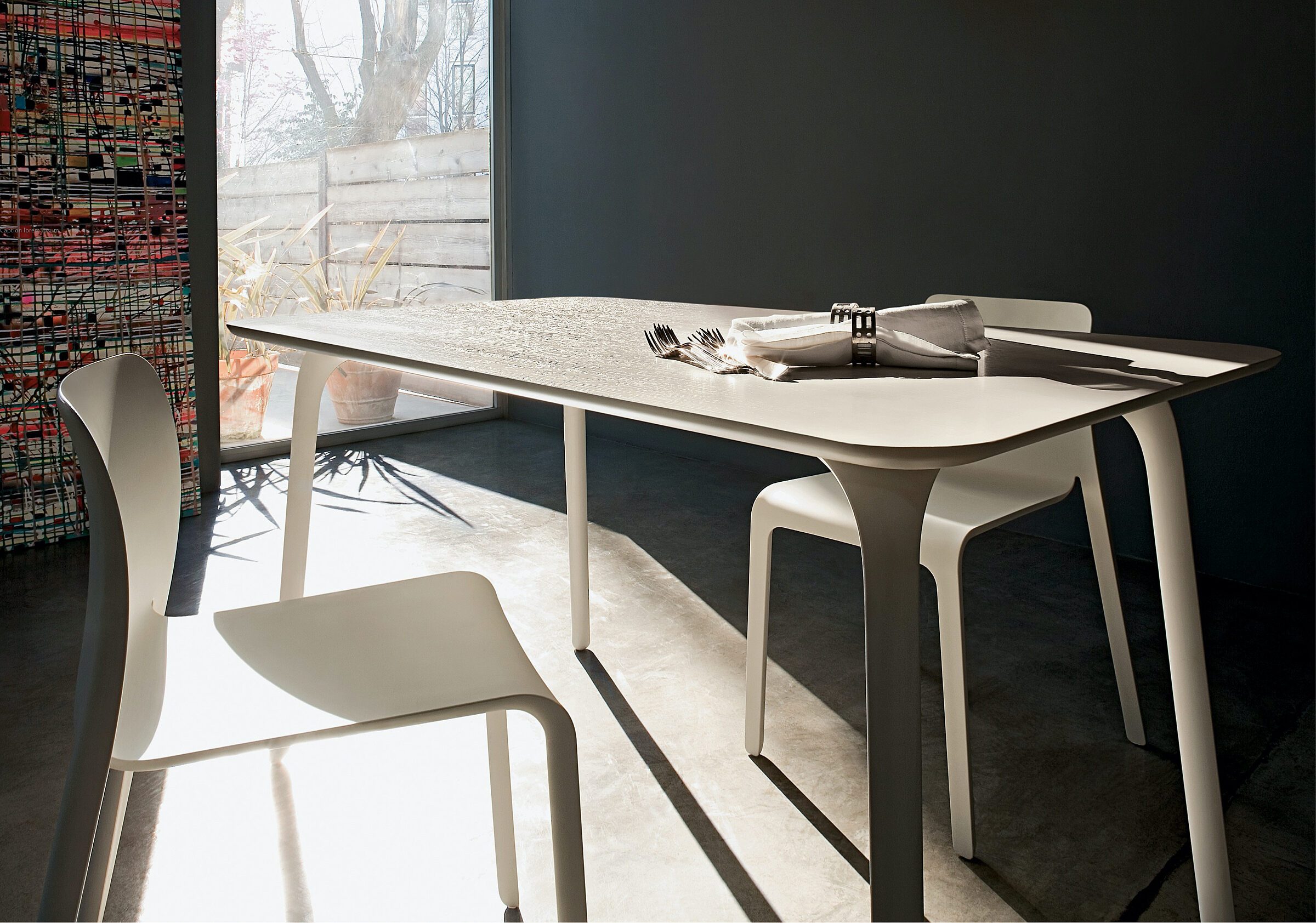 magis white desk and white chair